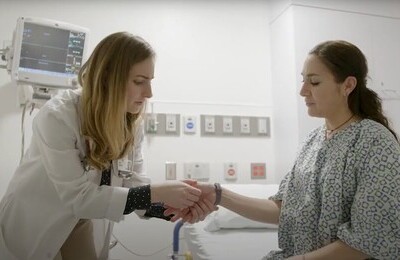 Кодирование Аквилонг в городе в Бор Врач держит пациентку за руку