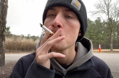 Лечение зависимости от табакокурения в городе в Бор Мужчина с сигаретой делает затяжку