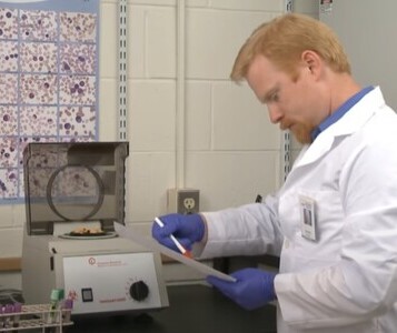 Клиника лечения наркозависимости в городе в Бор Врач в кабинете клиники