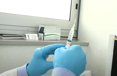 Проведение кодирования Вивитролом в городе в Бор Шприц с Вивитролом в руках у врача